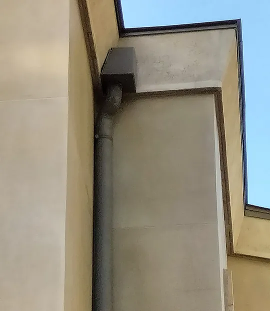 fachada con canalones y bajantes